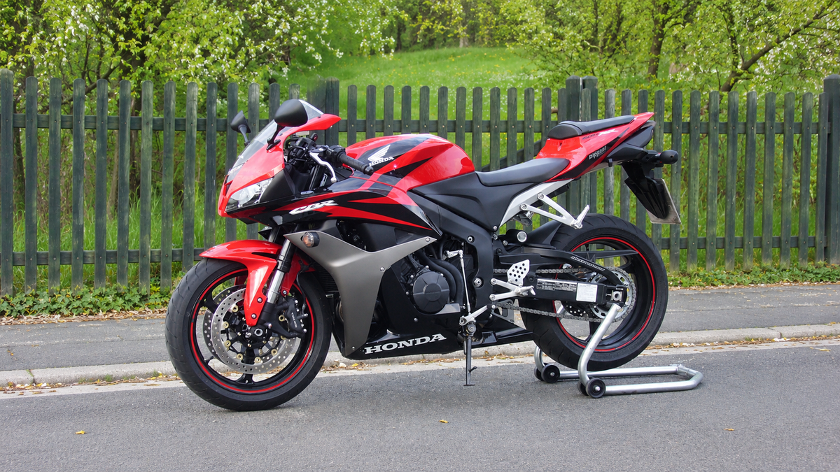 2007 Honda CBR600RR outdoor photograph by Heselnut, adapted with AI-expanded background to show the complete motorcycle; editorial reference, not a NiceFairings kit