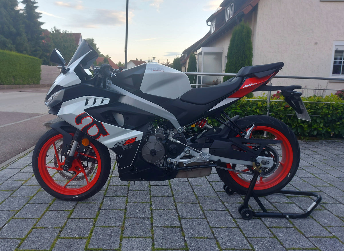 Real Aprilia RS 457 with a smoked Puig windscreen, photographed by NicoWmann under CC BY 4.0; editorial example, not a NiceFairings product