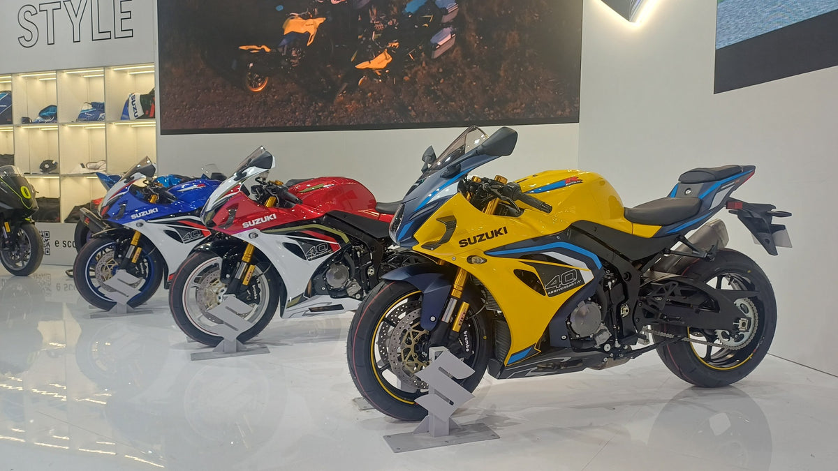 Real Suzuki GSX-R1000 40th-anniversary motorcycles displayed at EICMA 2025, photographed by MotorideSA under CC BY-SA 4.0; editorial event photo, not a NiceFairings product