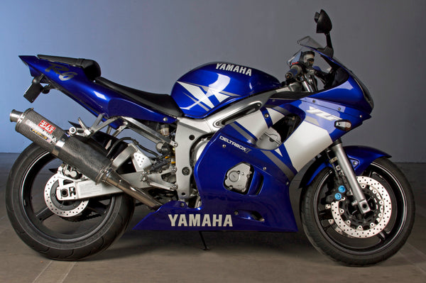 Real blue Yamaha R6 with visible Yoshimura exhaust, photographed by Nicole Cordeiro under CC BY 2.0; exterior view does not show lower-fairing clearance