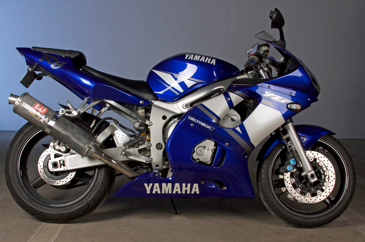 Real blue Yamaha R6 with visible Yoshimura exhaust, photographed by Nicole Cordeiro under CC BY 2.0; exterior view does not show lower-fairing clearance