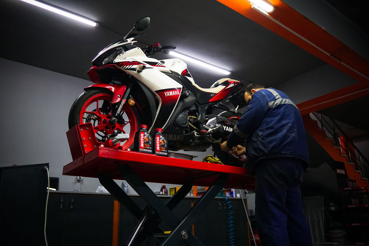 Real Yamaha sportbike being serviced in a garage, photographed by ali huzeyfe ermis for Pexels; editorial scene, not a NiceFairings fitment test or cold-temperature measurement