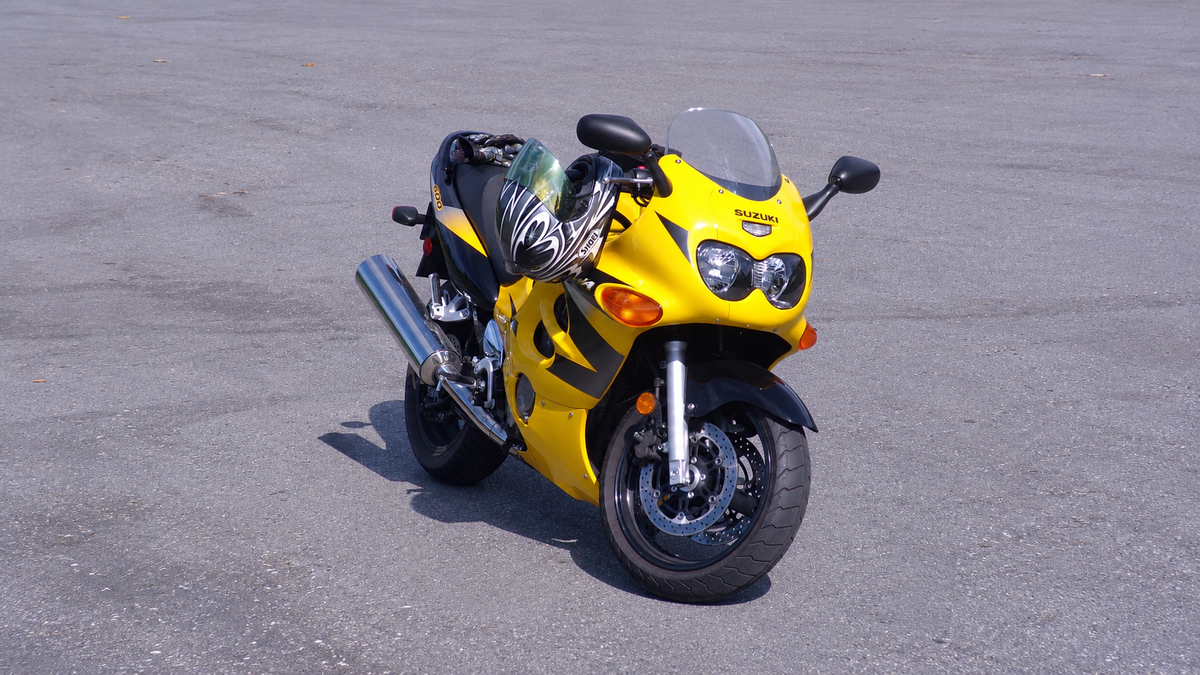 Yellow Suzuki GSX600F from a real photo by Chad Teer, CC BY 2.0, with asphalt canvas extended; exact model year unverified, not a NiceFairings kit installation
