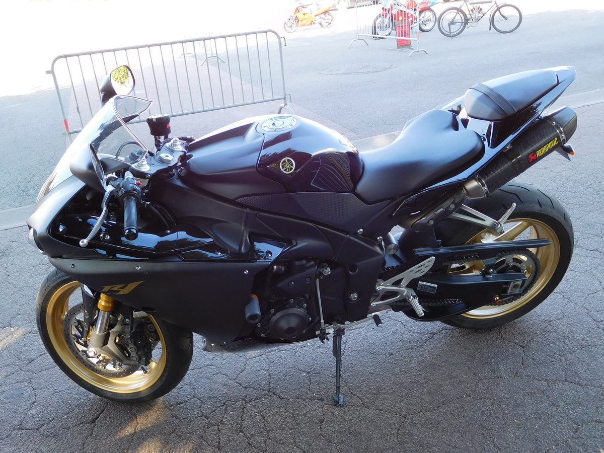 Unaltered real black Yamaha YZF-R1 photographed outdoors with the full fairing profile visible; editorial design reference, not a NiceFairings product