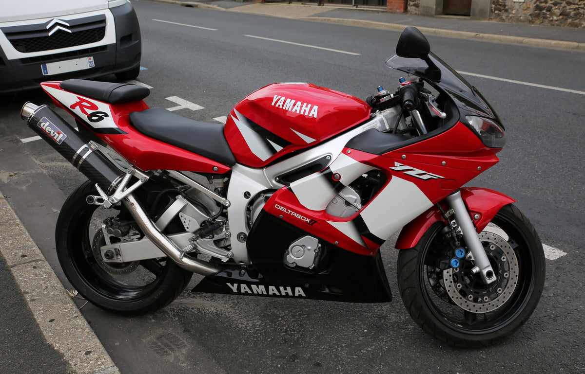 Red and white Yamaha YZF-R6 with the front cowl, side fairing and lower bodywork clearly visible